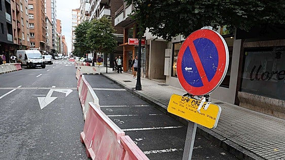 Los comercios de Emilio Tuya, en Gijón, prevén pérdidas de un 30% por las obras: «No sabemos qué vamos a hacer»