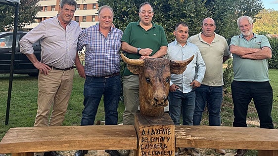 Villaviciosa rinde un homenaje al mundo rural con un nuevo banco escultural