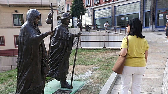 La estatua 'Los Peregrinos' se retirará de Foncalada y se reubicará en Pumarín, en Oviedo
