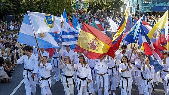 Multitudinario desfile del Día de América en Oviedo