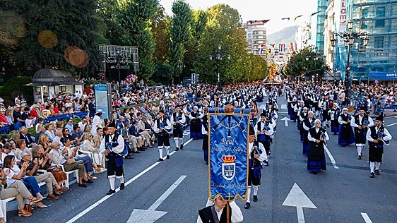 San Mateo en Oviedo: el Día de América en Asturias luce con gran éxito un abarrotado tradicional desfile
