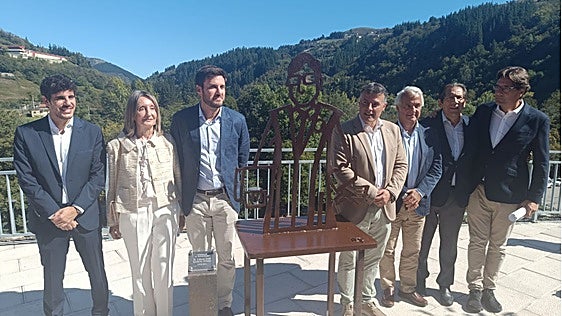 Cangas del Narcea homenajea al magistrado César García Otero con una calle y una escultura