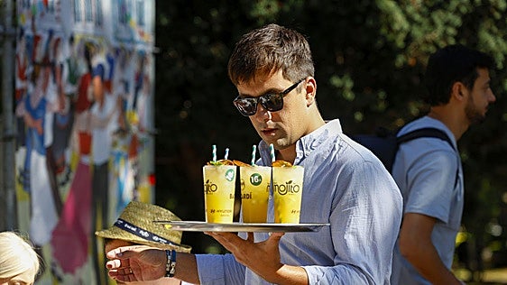 Sábado radiante en San Mateo, en Oviedo: de los mojitos a la carrera de la Perdonanza