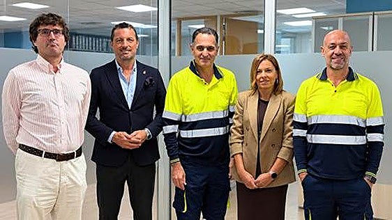 El alcalde de Castrillón conoce los nuevos proyectos de Asturiana de Fertilizantes