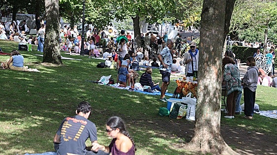 Oviedo vive el día grande de San Mateo: bollo, sidra y mucha fiesta