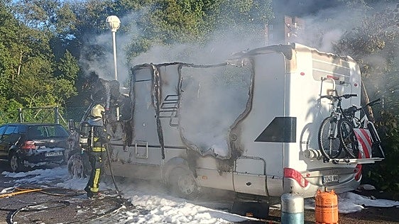 Las llamas calcinan una autocaravana en Salinas