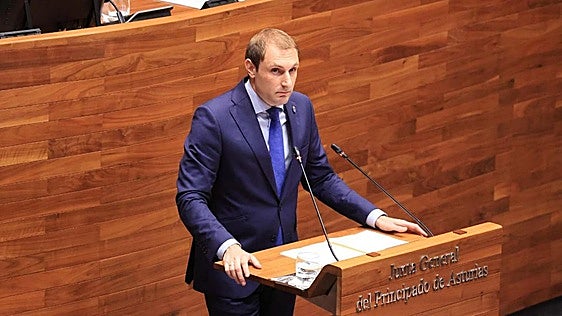 Adrián Pumares acusa a Barbón de «maquillar» los impuestos y le exige una solución para los residuos