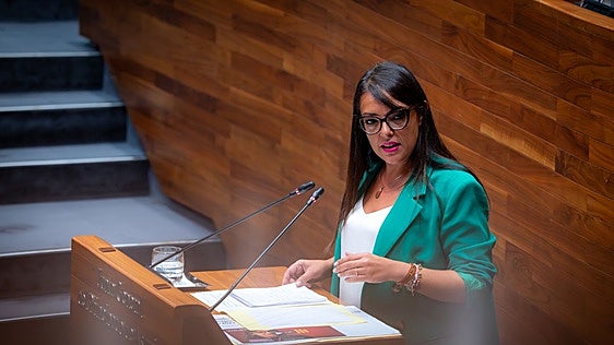 Carolina López acusa a Barbón de ir «de farol» con sus anuncios y éste replica que Vox es «la termita de la democracia»