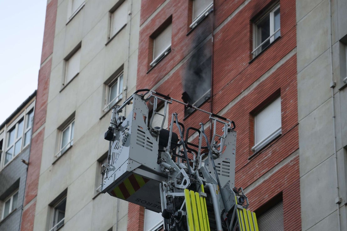 Rescatan a un perro en un incendio en un piso de Gijón