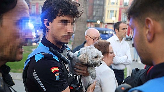 Rescatan a un perro en un incendio en un piso de Gijón