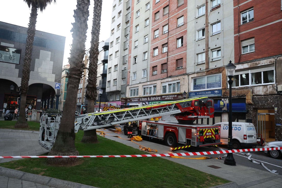 Rescatan a un perro en un incendio en un piso de Gijón