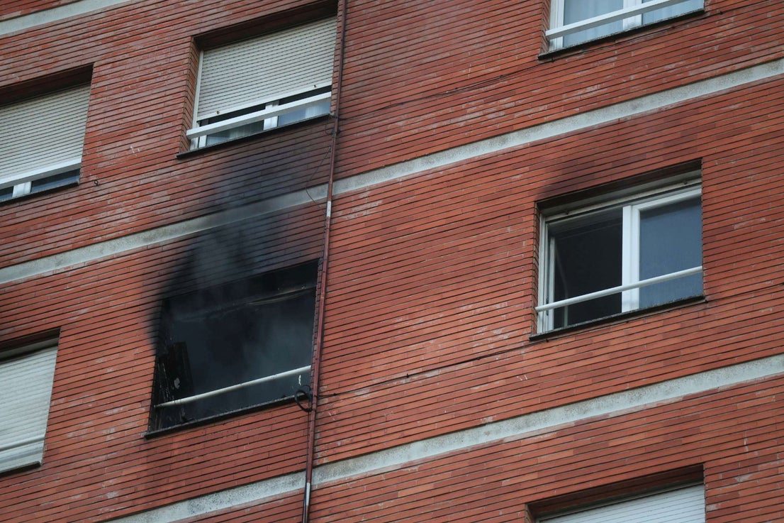 Rescatan a un perro en un incendio en un piso de Gijón