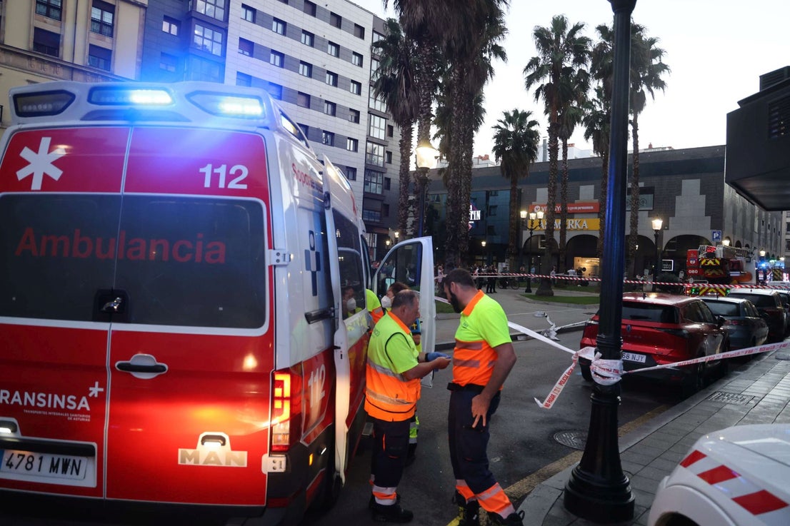 Rescatan a un perro en un incendio en un piso de Gijón