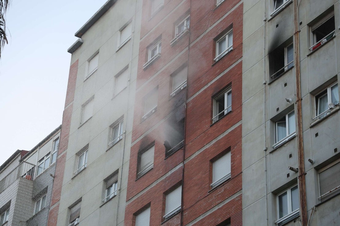 Rescatan a un perro en un incendio en un piso de Gijón