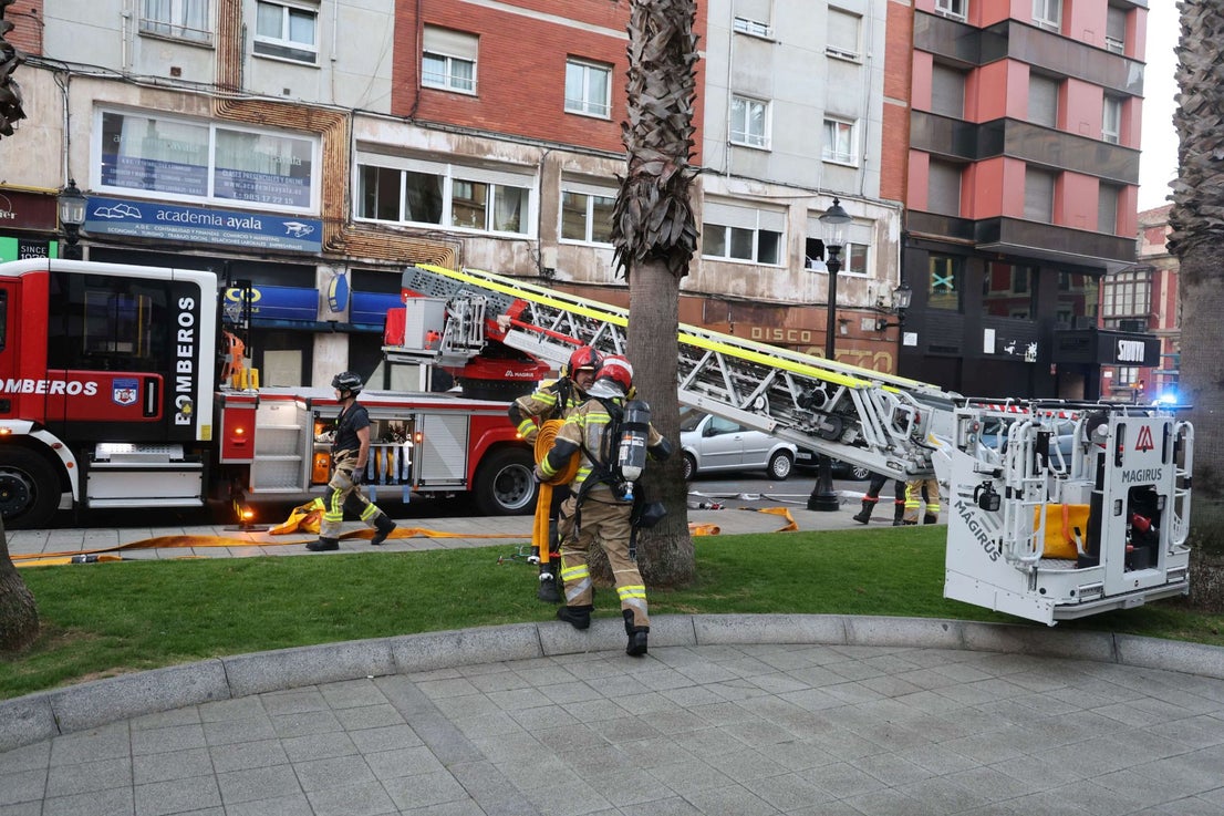Rescatan a un perro en un incendio en un piso de Gijón