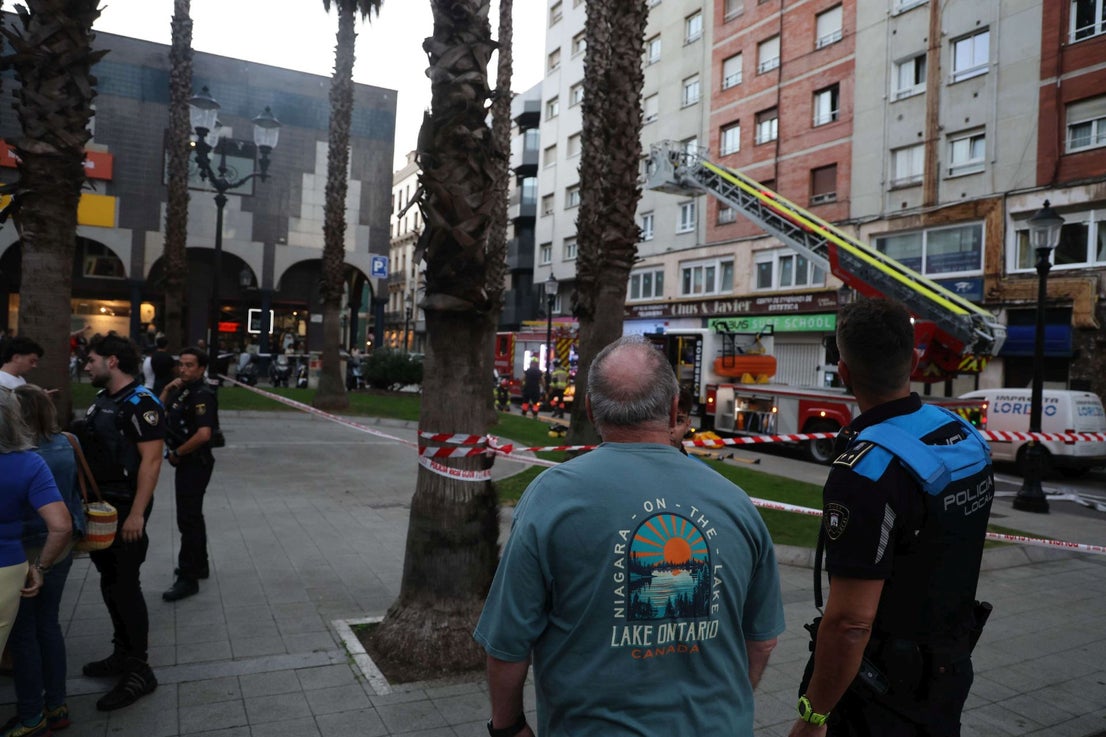 Rescatan a un perro en un incendio en un piso de Gijón