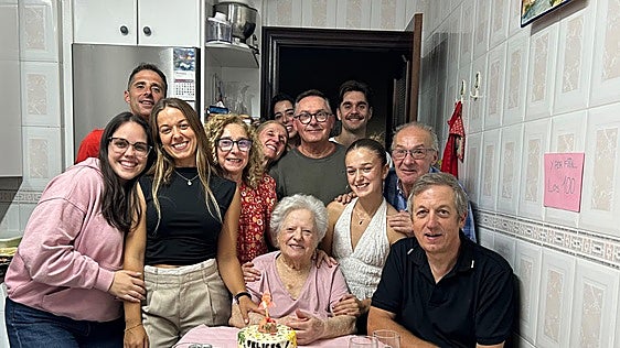 Una vecina de Gijón cumple 100 años y desvela cuál es el secreto para una vida plena: «Comer bien y divertirse bastante»