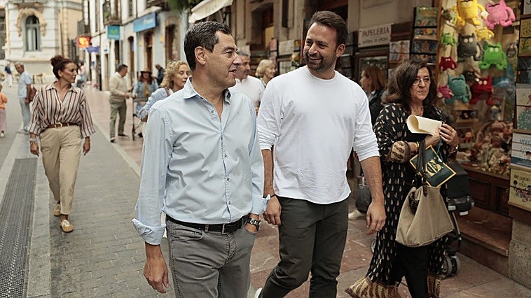 Juanma Moreno arropa a Queipo en Llanes y reivindica la «vía andaluza» para Asturias