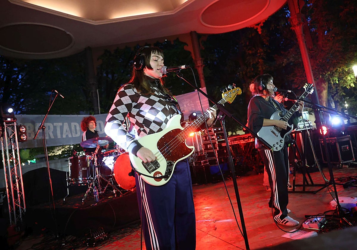 Los 50 años de democracia suenan a indie y punk desde el Parque del Muelle de Avilés | El Comercio: Diario de Asturias