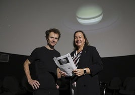 Kike Díez Alonso, investigador del ICTEA, y Marlene Bartolomé, directora de la Escuela de Marina Civil, en el planetario.