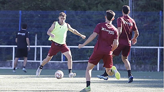 Artetxe, jugador del Real Avilés: «Juegue quien juegue está dando el nivel y eso a la larga va a ser muy bueno»