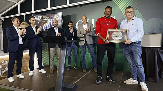 Juan Otero recibe el Molinón de Plata como mejor jugador del Sporting de Gijón el curso pasado para su afición