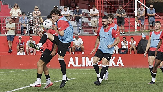Entrenamiento en Mareo del Sporting con el público como aliciente