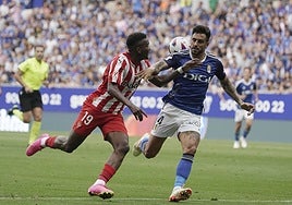 David Costas y Juan Otero pugnan por un balón en el derbi de septiembre de 2023.