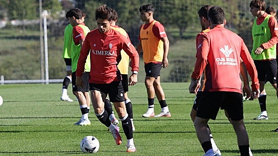 Gaspar, novedad en el primer entrenamiento de la semana del derbi asturiano en el Sporting de Gijón