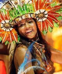 Río celebra bajo la lluvia su primera noche de Carnaval
