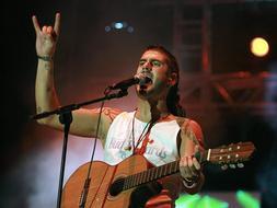 El cantante asturiano Melendi, durante una actuación./ EFE