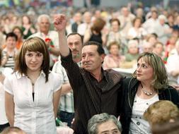 Marian Romero (d) y Sandra, la viuda y la hija mayor de Isaías Carrasco, el ex edil de Arrasate asesinado por ETA el pasado mes de marzo, han participado en la 'Fiesta de la Rosa' de los socialistas vascos celebrada en la localidad vizcaína de Baracaldo. /EFE
