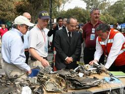 El presidente de México, Felipe Calderón visitó el lugar donde cayó la avioneta en la que falleció el ministro del Interior, Juan Camilo Mouriño. /EFE