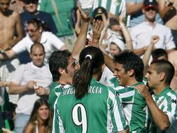 Arturo García "Arzu" (i) recibe la felicitación de sus compañeros Sergio García (2i), Mark González (2d) y Juan Gutiérrez "Juanito" tras conseguir el segundo gol./EFE