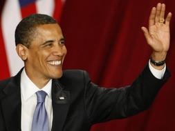 El presidente Obama saluda al auditorio en la Universidad de El Cairo tras leer su discurso al mundo musulmán. / Ap