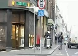 Una anciana evita a bolsazos el robo en una joyería británica
