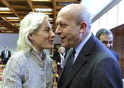 José Ignacio Wert saluda a Marta Domínguez. / Manuel H. de León (Efe)