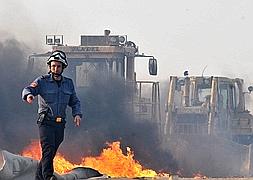 Los bomberos tratan.de contener las llamas. / Robin Townsend (Efe)