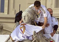 Casillas sitúa una bandera del Real Madrid en torno al cuello de la estatua./Sergio Pérez (Reuters)