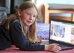 La pequeña Martha Payne muestra su blog. / Archivo