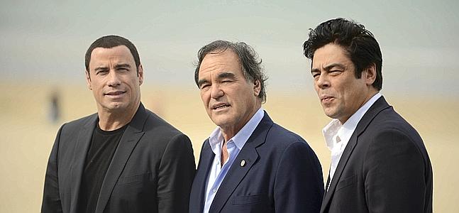 Travolta, Stone y Del Toro posan para los medios./ Reuters | Video: L. Torre