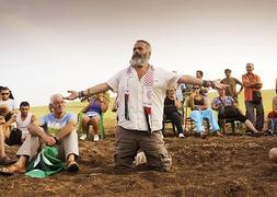 Sánchez Gordillo se dirige a los jornaleros en la finca ocupada de Las Turquillas. / Archivo