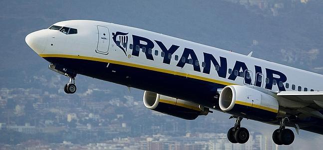 Un avión de Ryanair, despegando. / Archivo