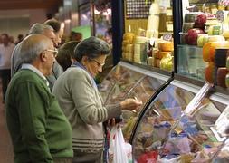 Varias personas compraN en la plaza de abastos de Vitoria./ Archivo | Vídeo: Ep