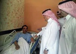El ministro de Salud saudita visita a uno de los infectados por el coronavirus. / Afp