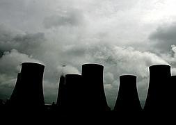 Chimeneas despiden vapor de agua en la entral nuclear de Radcliffe, cerca de Nottingham. / Reuters