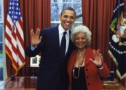 Barack Obama y Nichelle Nichols, la teniente Uhura, hacen el saludo vulcano en el despacho oval el 29 de febrero del año pasado.