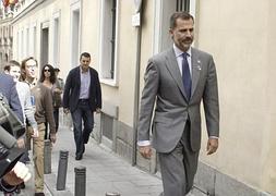 El Príncipe ha paseado hoy por Madrid. / Efe