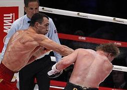 Klitschko golpea con violencia a Povetkin. / Reuters