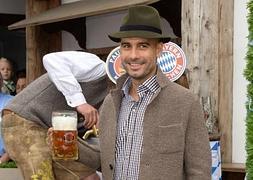 Guardiola sigue celebrando del Oktoberfest cuando la Bundesliga se lo permite. / Afp